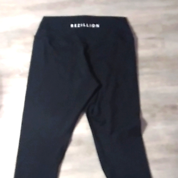 Black leggings size Medium - Picture 2 of 3